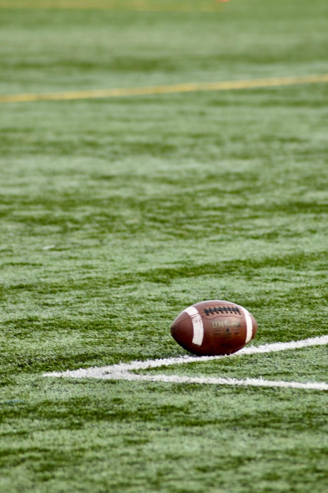 Ballon de football américain sur un terrain de flag football